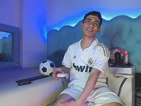 Snapshot of Apolo_Richards chatting on 02-22-26, 08:21 Apolo Richards online show from 02-22-26, 08:21