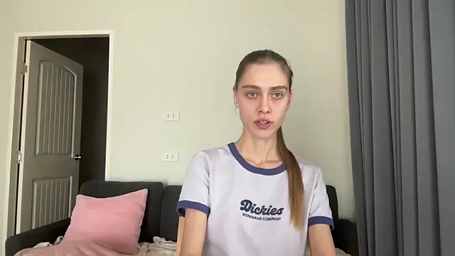 Snapshot of SonyaSweety chatting on 02-20-26, 06:26 SonyaSweety online show from 02-20-26, 06:26