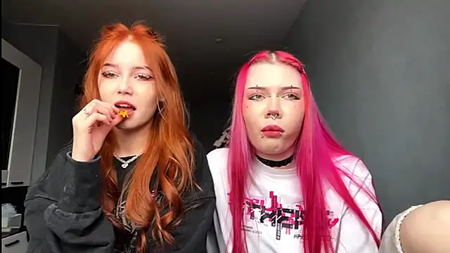 Snapshot of Veldenga chatting on 02-11-26, 08:25 Veldenga online show from 02-11-26, 08:25