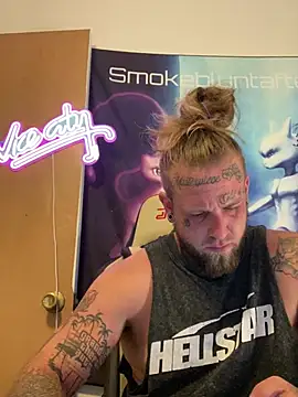 Snapshot of Smokebluntafterblunt chatting on 06-17-26, 02:33 Smokebluntafterblunt online show from 06-17-26, 02:33