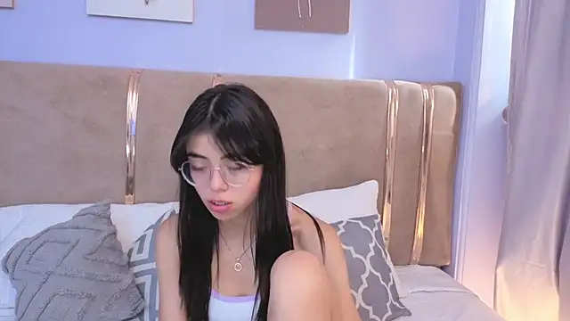 Snapshot of Mia_Naive chatting on 06-18-26, 08:14 Mia Naive online show from 06-18-26, 08:14