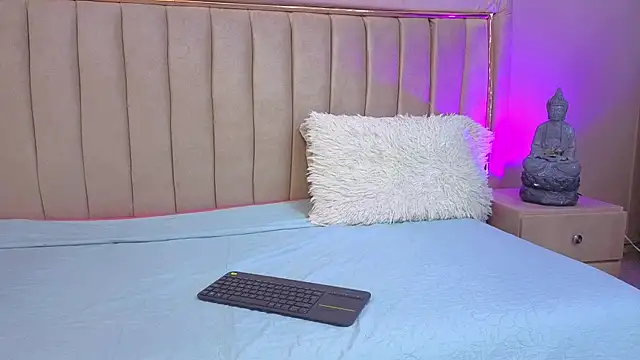 Mia Naive online show from 04-28-26, 11:36