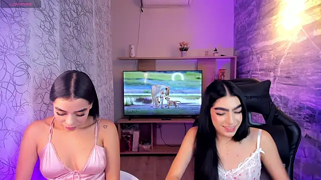 Snapshot of lorraineHunter chatting on 04-16-26, 02:07 lorraineHunter online show from 04-16-26, 02:07