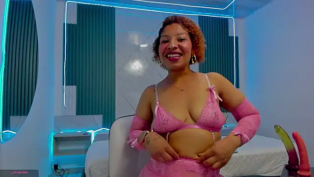 Snapshot of Shantall-blue chatting on 02-13-26, 06:52 Shantall-blue online show from 02-13-26, 06:52