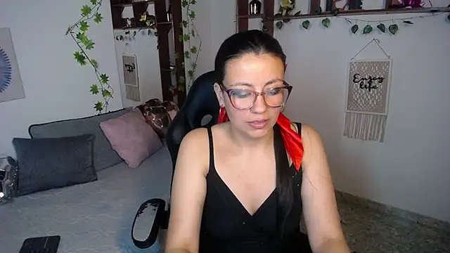 Snapshot of QueenRose94 chatting on 02-21-26, 02:52 QueenRose94 online show from 02-21-26, 02:52