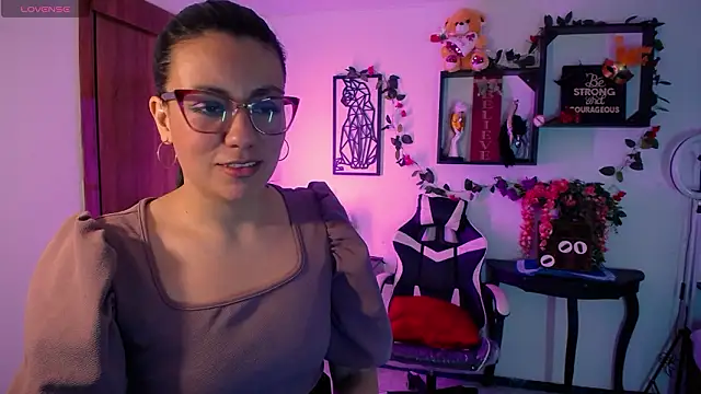 Snapshot of QueenRose94 chatting on 02-13-26, 12:49 QueenRose94 online show from 02-13-26, 12:49