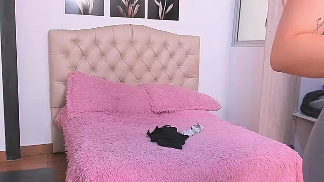 Snapshot of Kitty_f00x chatting on 06-15-26, 07:24 Kitty f00x online show from 06-15-26, 07:24