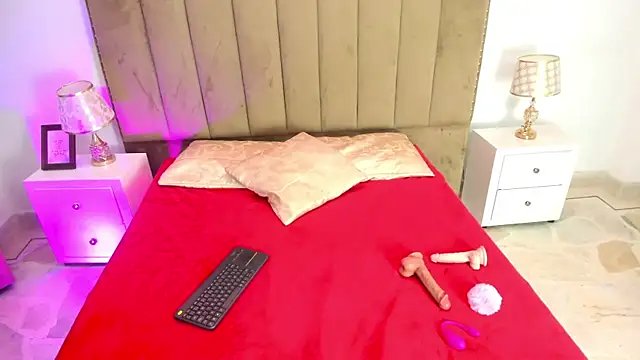 Snapshot of Alessiia_Moon chatting on 05-23-26, 01:21 Alessiia Moon online show from 05-23-26, 01:21