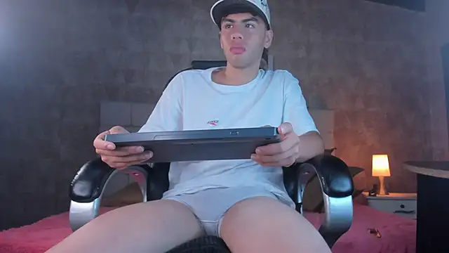 Snapshot of Milo_Thompson chatting on 02-07-26, 08:06 Milo Thompson online show from 02-07-26, 08:06