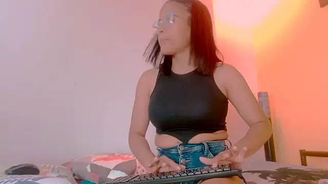 Snapshot of sexiempoderada18 chatting on 02-11-26, 01:33 sexiempoderada18 online show from 02-11-26, 01:33