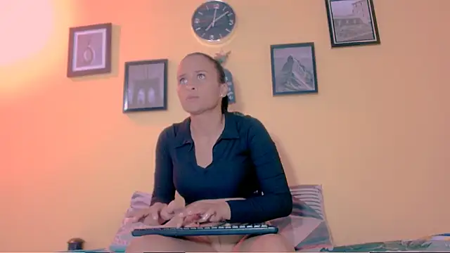 sexiempoderada18 online show from 04-06-26, 01:45