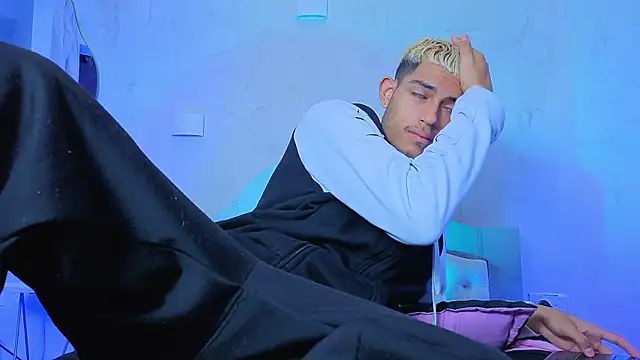 ItsZairen online show from 04-15-26, 03:56