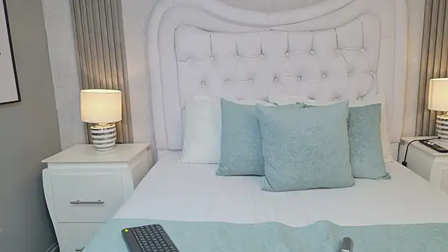 Snapshot of LaurenHazell chatting on 02-14-26, 03:40 LaurenHazell online show from 02-14-26, 03:40