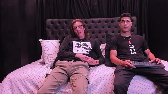 Snapshot of close_friends chatting on 03-21-26, 02:21 close friends online show from 03-21-26, 02:21