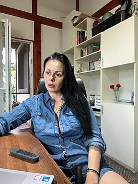 Snapshot of MiriamDelyn chatting on 05-31-26, 05:40 MiriamDelyn online show from 05-31-26, 05:40