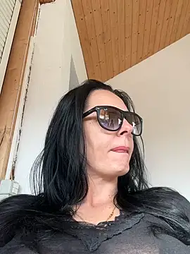 Snapshot of MiriamDelyn chatting on 04-19-26, 02:40 MiriamDelyn online show from 04-19-26, 02:40