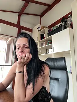 Snapshot of MiriamDelyn chatting on 06-07-26, 11:59 MiriamDelyn online show from 06-07-26, 11:59