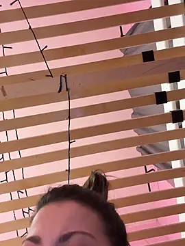 Snapshot of LaraHolt chatting on 02-21-26, 09:06 LaraHolt online show from 02-21-26, 09:06