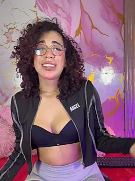 Woo isDaphne online show from 04-18-26, 11:05