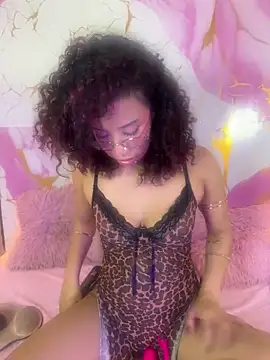 Woo isDaphne online show from 04-22-26, 11:00
