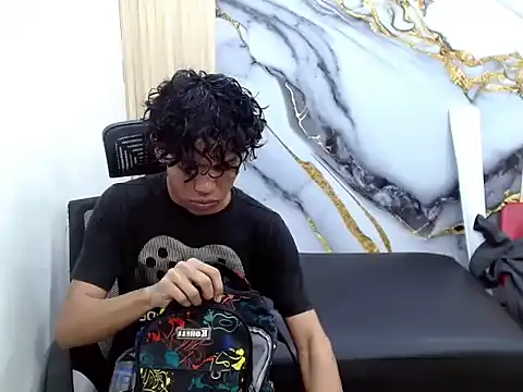 Snapshot of DaviidBuckx_ chatting on 02-12-26, 01:49 DaviidBuckx online show from 02-12-26, 01:49