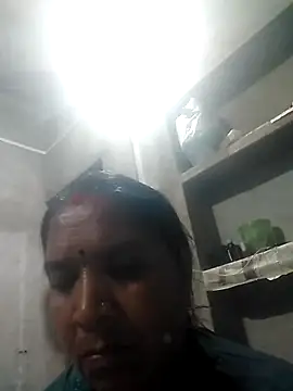 Snapshot of Loomaraj chatting on 02-16-26, 08:18 Loomaraj online show from 02-16-26, 08:18