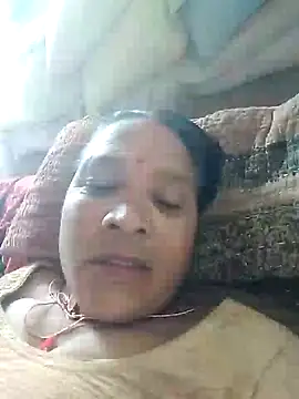 Snapshot of Loomaraj chatting on 05-31-26, 04:40 Loomaraj online show from 05-31-26, 04:40