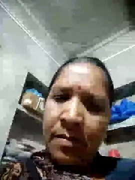 Snapshot of Loomaraj chatting on 04-28-26, 03:49 Loomaraj online show from 04-28-26, 03:49