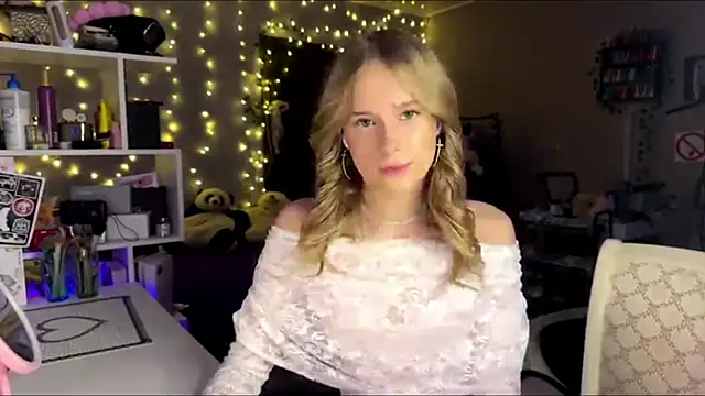 Snapshot of amily_sunray chatting on 02-14-26, 01:22 amily sunray online show from 02-14-26, 01:22