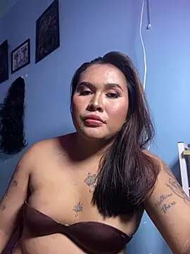 Snapshot of hollynicole chatting on 06-17-26, 07:02 hollynicole online show from 06-17-26, 07:02