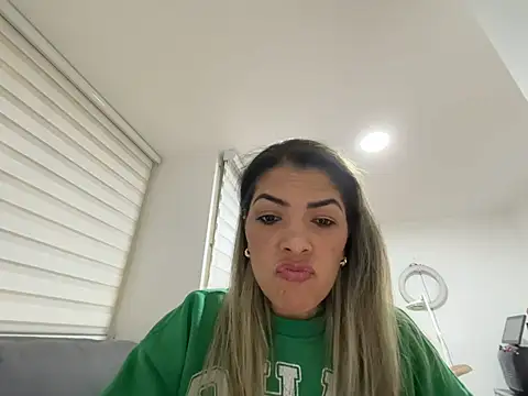 Snapshot of Encantadora_Eva chatting on 02-16-26, 01:15 Encantadora Eva online show from 02-16-26, 01:15