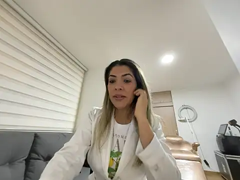 Snapshot of Encantadora_Eva chatting on 02-17-26, 01:47 Encantadora Eva online show from 02-17-26, 01:47