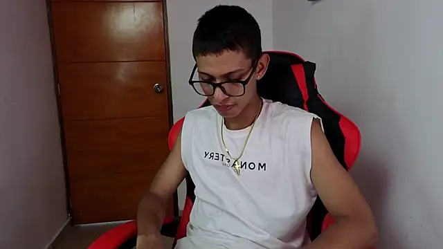 Snapshot of Niklausxxx chatting on 02-21-26, 06:43 Niklausxxx online show from 02-21-26, 06:43