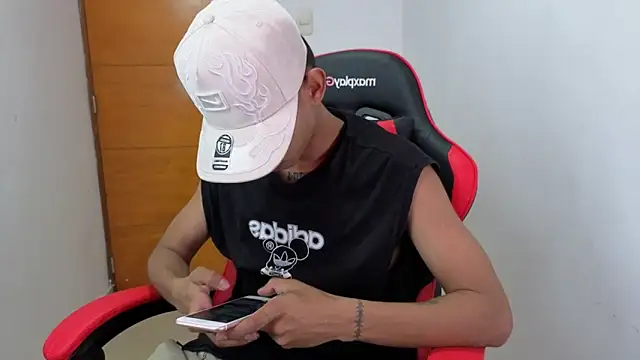 Snapshot of Niklausxxx chatting on 02-09-26, 05:22 Niklausxxx online show from 02-09-26, 05:22