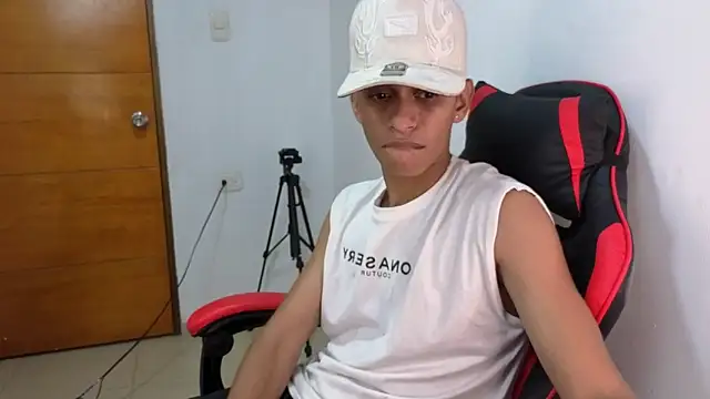 Snapshot of Niklausxxx chatting on 02-13-26, 04:01 Niklausxxx online show from 02-13-26, 04:01