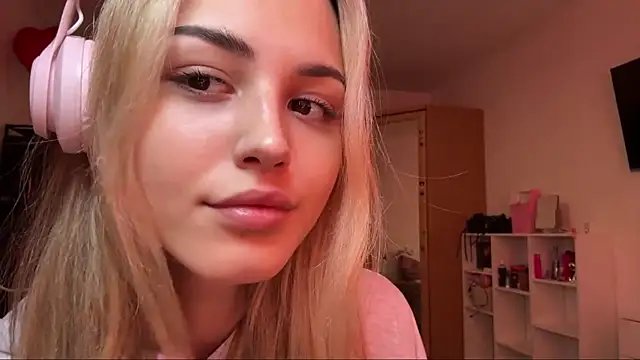 Snapshot of Evva_mayy chatting on 02-20-26, 11:01 Evva mayy online show from 02-20-26, 11:01