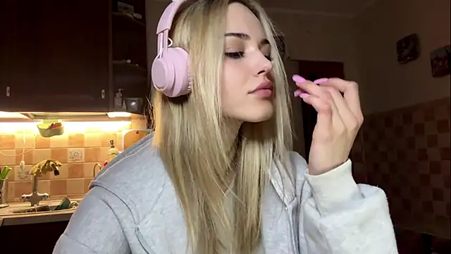 Snapshot of Evva_mayy chatting on 02-22-26, 04:41 Evva mayy online show from 02-22-26, 04:41