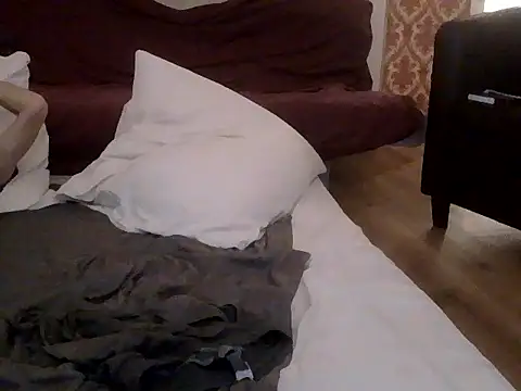 Snapshot of Mickredge chatting on 02-15-26, 02:01 Mickredge online show from 02-15-26, 02:01