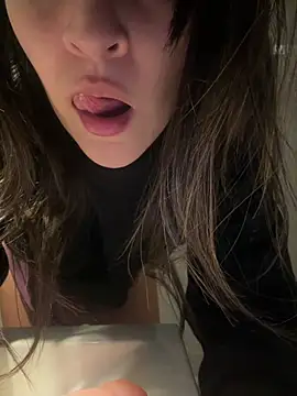 Snapshot of justinahallo chatting on 07-11-26, 05:24 justinahallo online show from 07-11-26, 05:24