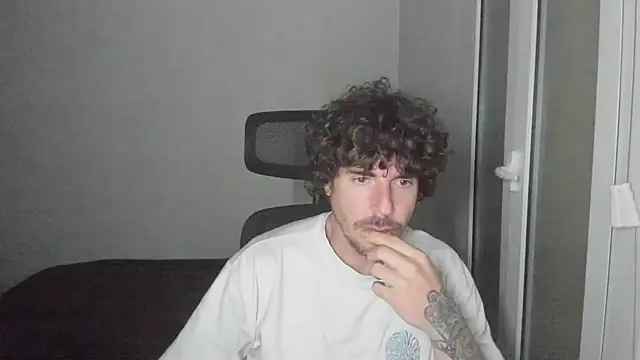 Snapshot of joaquin420_hot chatting on 02-16-26, 10:51 joaquin420 hot online show from 02-16-26, 10:51