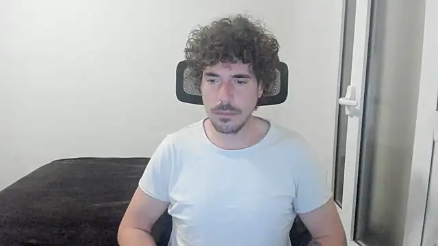 Snapshot of joaquin420_hot chatting on 02-25-26, 06:02 joaquin420 hot online show from 02-25-26, 06:02