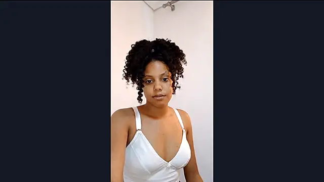 Snapshot of EsterSantopietro chatting on 02-15-26, 01:43 EsterSantopietro online show from 02-15-26, 01:43