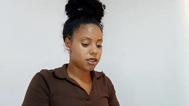 Snapshot of EsterSantopietro chatting on 02-19-26, 09:45 EsterSantopietro online show from 02-19-26, 09:45