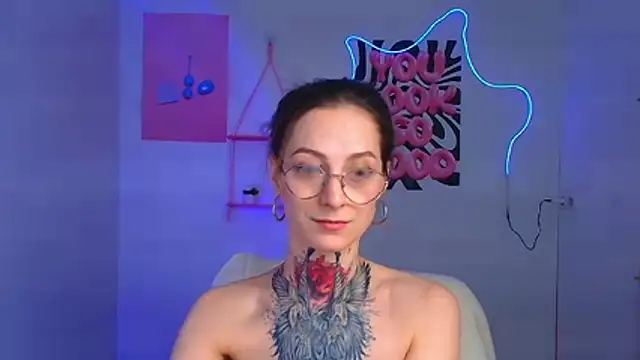 Snapshot of Esmi_Winter chatting on 02-14-26, 06:46 Esmi Winter online show from 02-14-26, 06:46