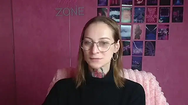 Snapshot of Esmi_Winter chatting on 02-18-26, 06:22 Esmi Winter online show from 02-18-26, 06:22