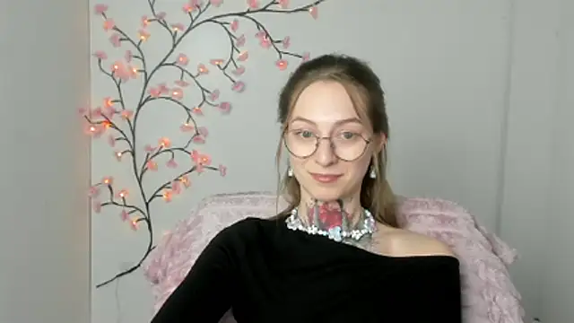 Esmi Winter online show from 03-26-26, 06:50