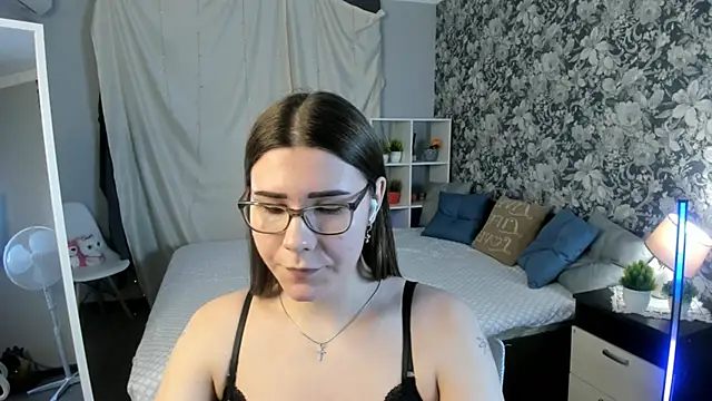 Coraline kitty online show from 04-28-26, 12:42