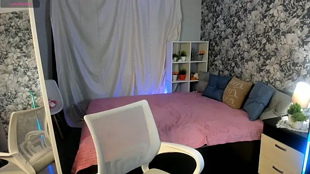 Coraline kitty online show from 05-19-26, 11:39