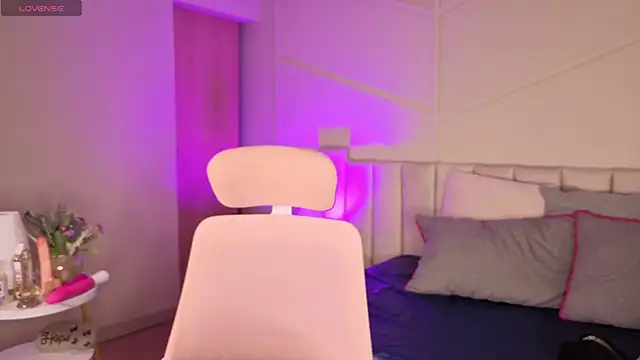 Snapshot of Eyes_moon_ chatting on 02-21-26, 02:24 Eyes moon online show from 02-21-26, 02:24