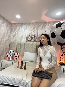 Brisa Silva online show from 06-19-26, 12:00